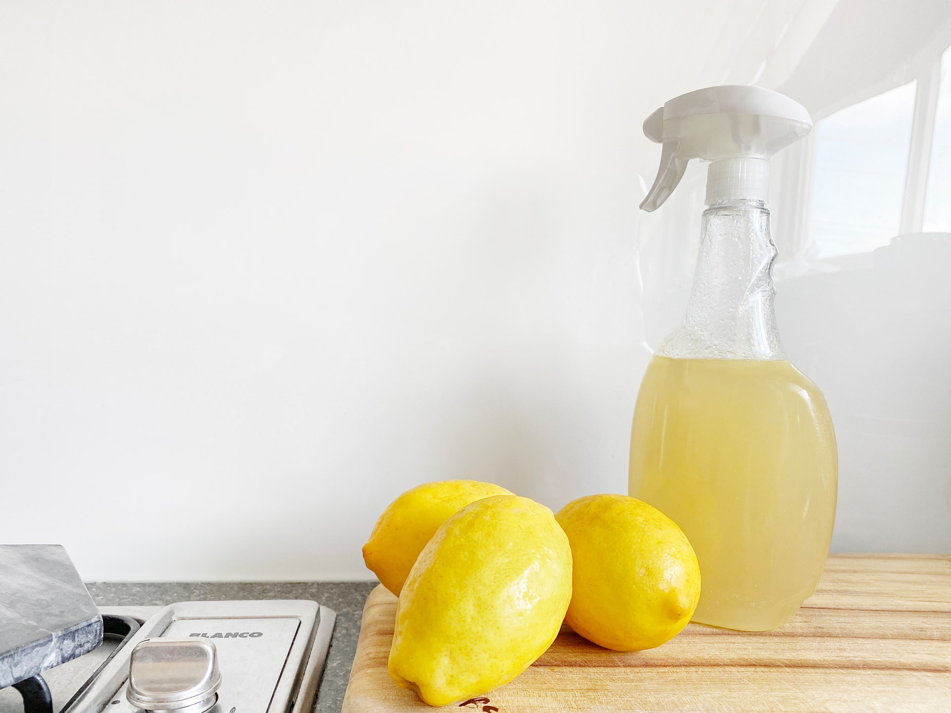 Homemade lemon and vinegar cleaning solution